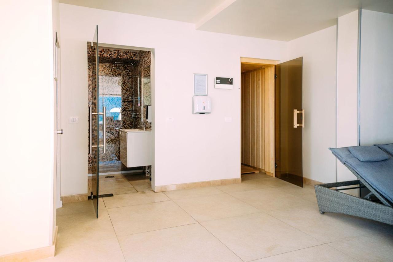 Excentric Apartament & Sea View By Alezzi Navodari Exterior photo